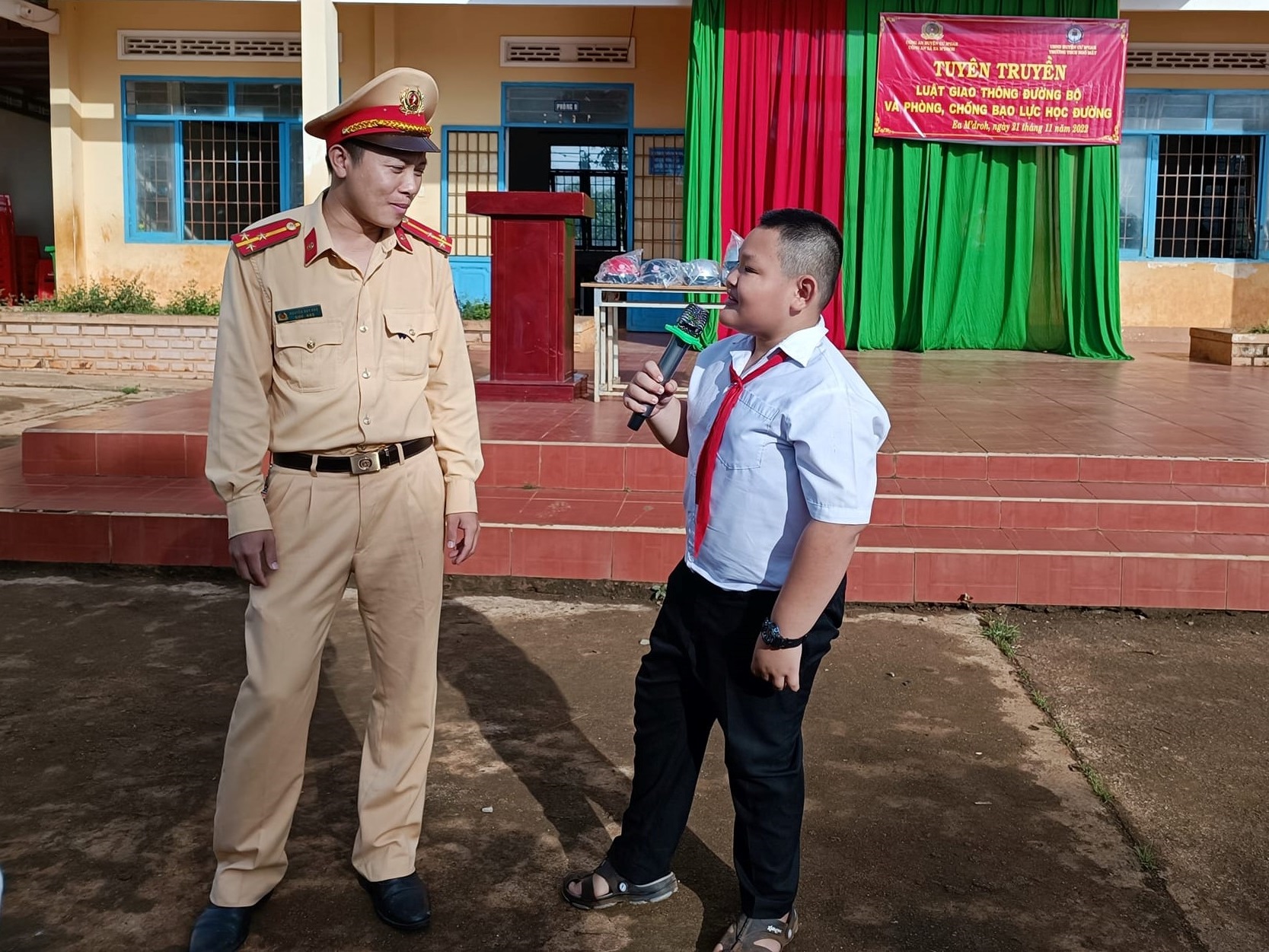 Tuyên truyền Luật Giao thông đường bộ và phòng chống bạo lực học đường tại trường THCS Ngô Mây (xã Ea M'dróh)